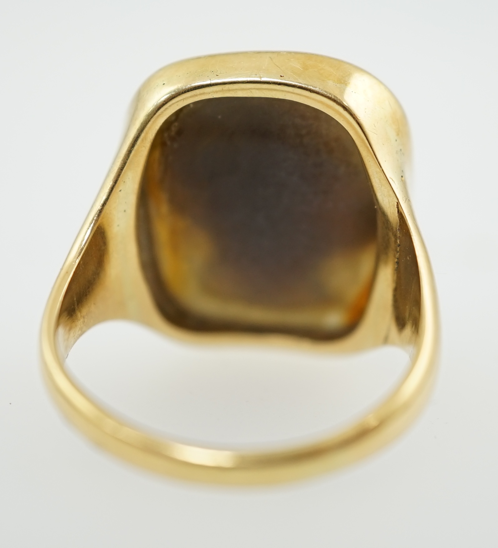 An antique 18ct gold and agate? set cameo ring